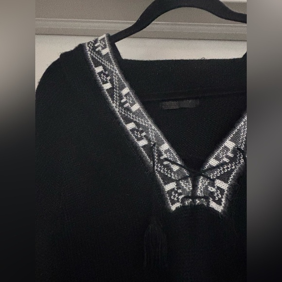 Elegant Black and White V-Neck Sweater - Picture 4 of 5